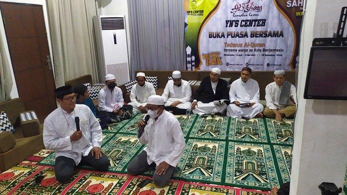 Jelang buka puasa bersama, salah satu acara dalam rangkaian kegiatan Ramadhan di Gedung YN'S Center, Jalan Perdagangan, Kompleks HKSN, Kota Banjarmasin, Kalimantan Selatan.