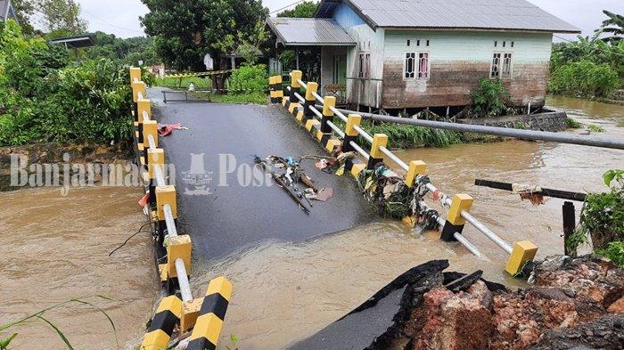Jembatan Al Manar di Kota Banjarbaru saat putus akibat terjangan air deras Sungai Kemuning, Kamis (14/1/2021).