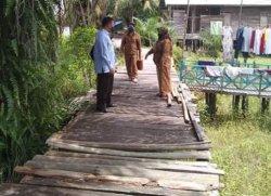 Jadi Keluhan Warga, Jalan Titian Bantaran Sungai Rungan Kelurahan Marang Palangkaraya Rawan Ambruk