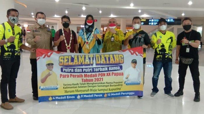 Kadispora Kalsel, H Hermansyah sambut kedatangan atlet Kalsel di Bandara Internasional Syamsudin Noor Banjarmasin di Banjarbaru, Jumat (15/10/2021)
