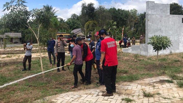 Karang Taruna dan warga Desa Karya Maju Marabahan Batola saat latihan penanganan kebakaran lahan, Jumat (15/10/2021)