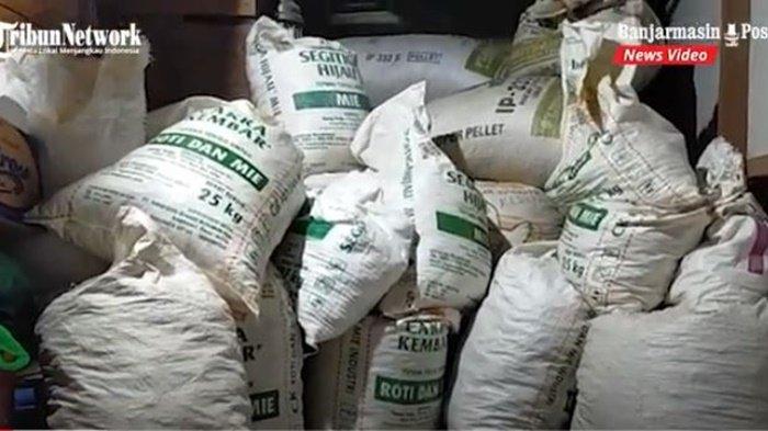 Berkarung-karung isi bahan untuk memproduksi pupur bangkal di rumah HM Zaini (55), Jalan Simpang Empat Keramat Manjang, Kota Barabai, Kabupaten Hulu Sungai Tengah (HST), Provinsi Kalimantan Selatan, Sabtu (17/7/2021) malam.