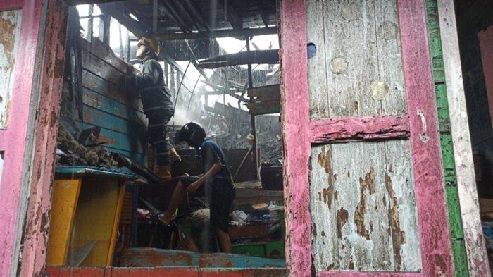 Kebakaran di Banjarmasin Jl RE Martadinata Gang Proklamasi RT21 RW03 dan Jl Djok Mentaya RT27 Kelurahan Telawang Banjarmasin Barat ludeskan 10 buah bangunan rumah, Jumat (8/10/2021) siang.