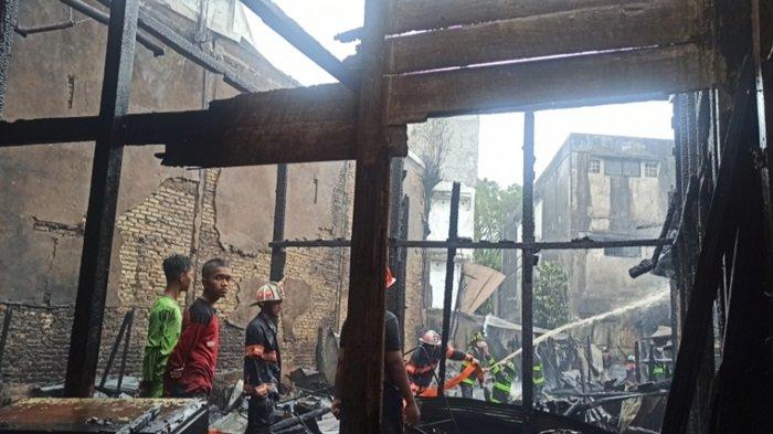 Kebakaran di Banjarmasin Jl RE Martadinata Gang Proklamasi RT21 RW03 dan Jl Djok Mentaya RT27 Kelurahan Telawang Banjarmasin Barat ludeskan 10 buah bangunan rumah, Jumat (8/10/2021) siang.