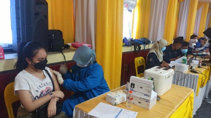 Kegiatan vaksinasi covid 19 di kantor DPD partai Golkar Provinsi Kalsel, Kamis (12/8/2021)