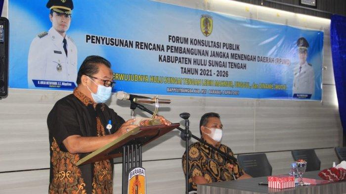 Kepala BAppelitbangda HST H AKhmad Syahriani Effendi menyampaikan laporan kegiatan FKP