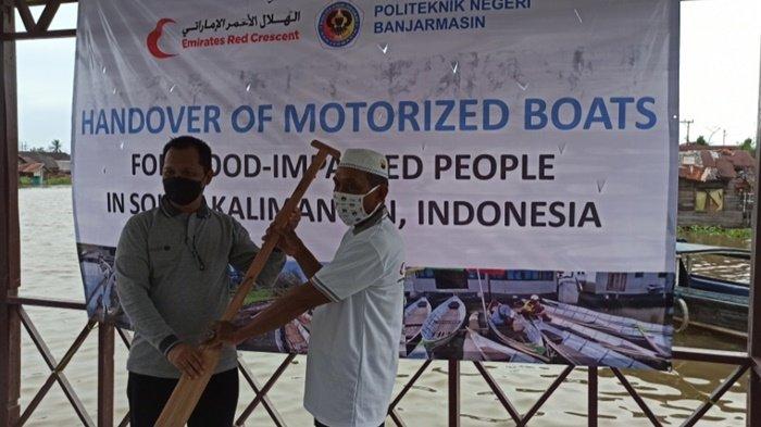 Kerja sama Kedubes Uni Emirat Arab dan Politeknik Negeri Banjarmasin (Poliban), beri bantuan secara simbolis kepada warga, bertempat di Kelurahan Sungai Jingah, Kota Banjarmasin, Provinsi Kalimantan Selatan, Rabu (7/4/2021) sore.