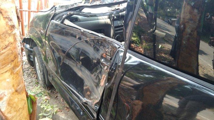 Kerusakan mobil Avanza setelah menabrak pohon dan pagar Kantor Sanggar Kegiatan belajar (SKB) Kecamatan Tapin Selatan, Kabupaten Tapin, Kalimantan Selatan, Senin (26/4/2021) sekitar pukul 11.30 Wita.