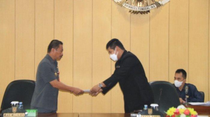 Ketua DPRD Banjarbaru Fadliansyah SH MH saat menerima penyampaian tiga raperda dari Wakil Wali Kota Banjarbaru Wartono SE.