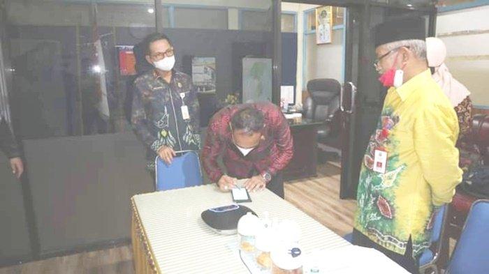 Ketua DPRD Kabupaten Kotabaru, Syairi Mukhlis, menandatangani dokumen program penyediaan Air Minum dan Penyehatan Lingkungan (AMPL), Kamis (16/9/2021).