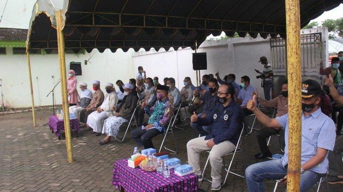 Penyambutan rombongan Ketua DPRD Provinsi Kalimantan Selatan H Supian HK, SH, MH, yang akan salurkan bantuan untuk korban banjir di Kabupaten Hulu Sungai Utara (HSU), Sabtu (23/1/2021).
