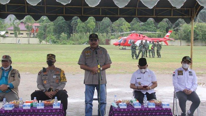 Ketua DPRD Provinsi Kalimantan Selatan, H Supian HK, SH, MH, beri sambutan saat baru tiba di lapangan sepak bola Karias, Amuntai, Kabupaten Hulu Sungai Utara (HSU), untuk serahkan bantuan kepada korban banjir Sabtu (23/1/2021).