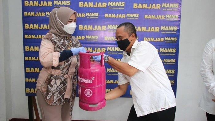 Ketua PKK Kabupaten Banjar, Hj Nur Gita Tyas menyerahkan tabung LPG 5,5 kg kepada ASN saat program pertukaran tabung LPG bersubsidi di Mahligai Sultan Adam, Kota Martapura, Kalimantan Selatan, Rabu (3/3/2021).