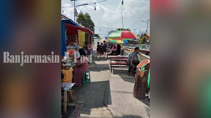 Sejumlah pelaku UMKM mendirikan kios di pinggir Sungai Kemuning, tempat wisata Kampung Pelangi, Kota Banjarbaru, Provinsi Kalimantan Selatan, Minggu (24/10/2021).