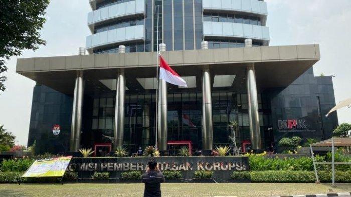 Komisi Pemberantasan Korupsi (KPK) memasang bendera setengah tiang di gedung Merah Putih, Jalan Kuningan Persada, Jakarta Selatan, pada hari ini, Kamis (30/9/2021).