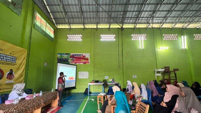 kurang lebih 50 warga Desa Malintang ikut program Transformasi Perpustakaan Berbasis Inklusi Sosial menjadikan pepaya jadi produk olahan