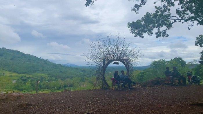 Kursi Matahari dari bambu terdapat tak jauh dari kawasan wisata Air Terjun Bajuin, Tanahlaut.