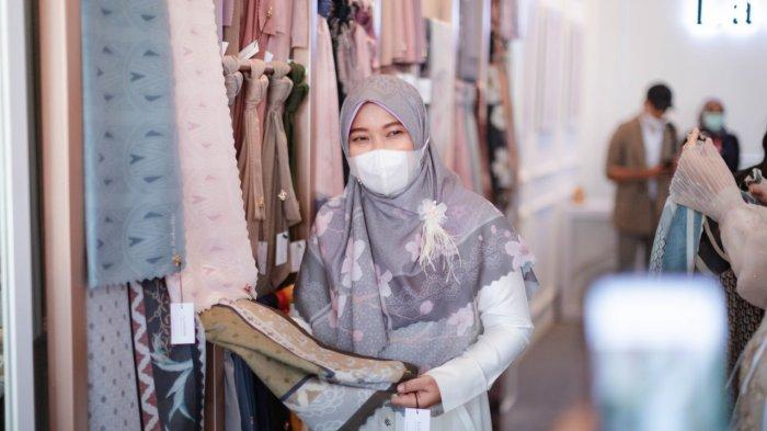 Ibu Hj Dr Wasilah Ibnu Sina saat menghadiri grand launching gerai La Sabelle Banjarmasin.