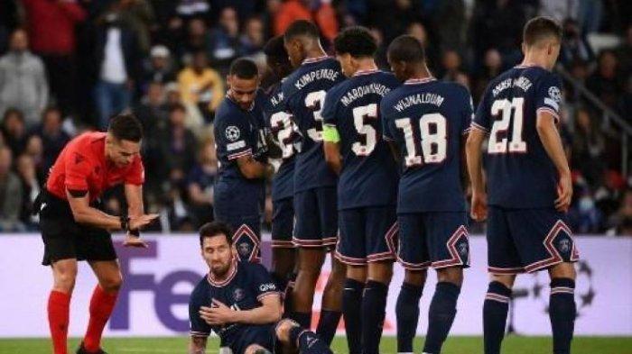 Lionel Messi rebahan jadi pagar hidup di laga PSG vs Man City. (FRANCK FIFE / AFP)