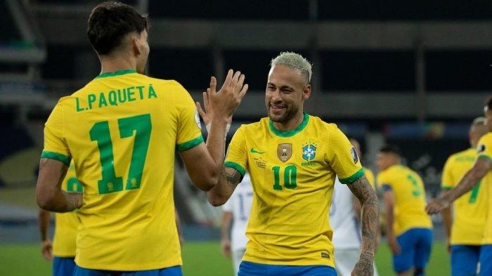 Lucas Paqueta dan Neymar merayakan gol Brazil ke gawang Chile di babak perempat final Copa America 2021