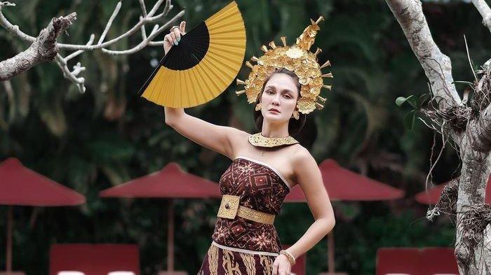 Luna Maya dalam balutan pakaian tradisional Bali.