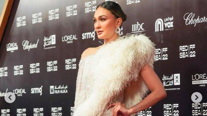 Luna Maya, mantan kekasih Ariel NOAH, benar-benar tampil memakau memakai busana rancangan Sebastian Gunawan di Red Sea Film Festival 2022. Luna Maya juga dirias oleh makeup artis Hendro Sudrata dengan gaya makeup Hollywood. Dalam ajang bergengsi tersebut Luna tampil mengenakan busana berwarna putih sehingga membuat penonton tak berkedip.