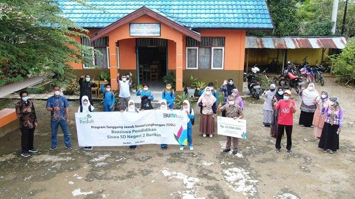 Manajemen PLN UPT Kalselteng foto bersama, setelah menyalurkan bantuan dana Corporate Social Responsibility (CSR) untuk SDN 2 Barikin, di Desa Barikin, Kecamatan Haruyan, Kabupaten Hulu Sungai Tengah (HST), Provinsi Kalimantan Selatan, Jumat (16/7/2021).