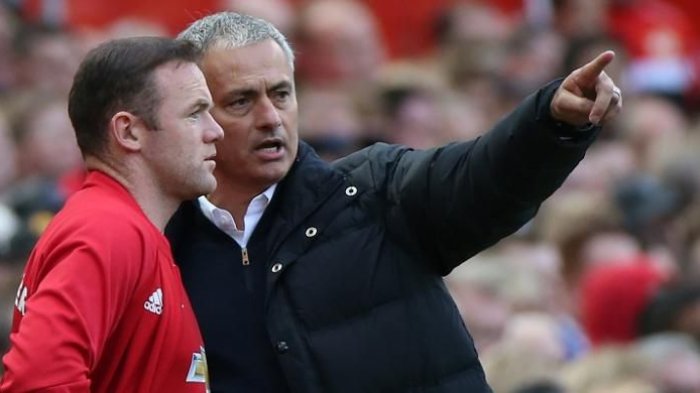 Manajer Manchester United, Jose Mourinho (kanan), berbincang dengan salah satu pemainnya, Wayne Rooney, dalam laga Premier League kontra Stoke City, di Stadion Old Trafford, 2 Oktober 2016.(SCOTT HEPPELL/AFP)