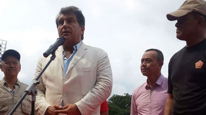 Joan Laporta, memberikan pernyataan saat menyaksikan latihan PS TNI pada Minggu (2/4/2017).