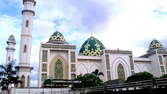 Masjid Agung Syuhada di Pelaihari, Kabupaten Tanah Laut (Tala), Kalimantan Selatan.