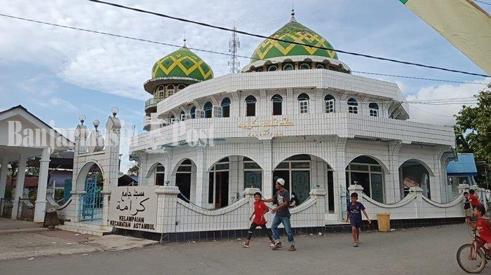 Masjid Keramat di Desa Kalampayan, berdekatan dengan kubah Datu Kalampayan, wilayah Desa Kalampayan, Kecamatan Astambul, Kabupaten Banjar, Provinsi Kalimantan Selatan.