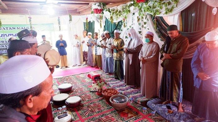 Warga Desa Sungai Jati Kecamatan Mataraman, Kabupaten Banjar bersama Habib Idrus bin Ali Al-Habsy rayakan maulid Nabi SAW
