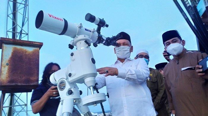 Kepala Kanwil Kemenag Kalsel H Noor Fahmi (tengah) saat memantau hilal 1 Ramadhan 1442 H, Senin (12/4/2021).