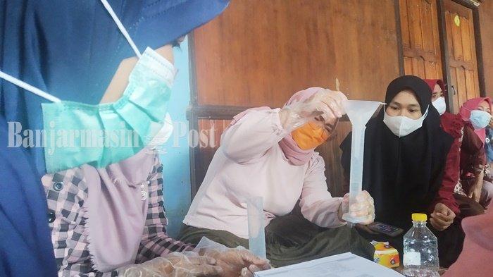 Warga mengikuti pelatihan membuat handsanitizer dari bahan lidah buaya dan kulit limau kuit di Desa Tabing Rimbah, Kecamatan Mandastana, Kabupaten Barito Kuala (Batola), Provinsi Kalimantan Selatan, Sabtu (4/9/2021).