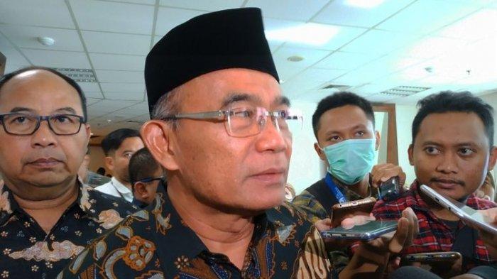 Menko PMK Muhadjir Effendy di Graha BNPB, Jakarta Timur, Senin (2/3/2020).