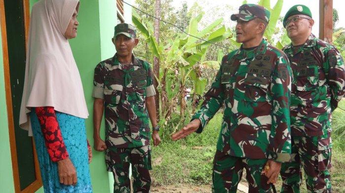 Pangdam VI_Mulawarman, Mayjen TNI Tri Budi Utomo, menyapa warga yang rumahnya jadi sasaran rehab TMMD ke-115 Kodim 1008 Tabalong