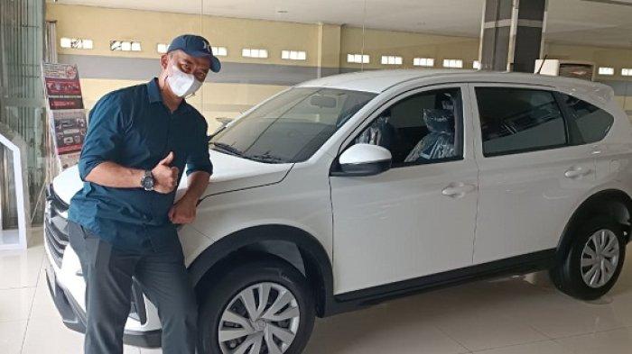 Manajer Marketing Honda Trio Mobil Banjarmasin, Bobby Koesmandjaya, menujukkan mobil baru All New BRV S di diler Honda Trio Banjarmasin Jalan A Yani Kilometer 7 Banjarmasin, Kamis (10/2/2022).