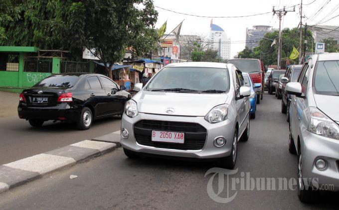 Mobil murah atau Low Cost Green Car (LCGC), Daihatsu Ayla, melintas di Jalan Ciputat Raya, Pondok Pinang, Jakarta Selatan, Jumat (27/9/2013).