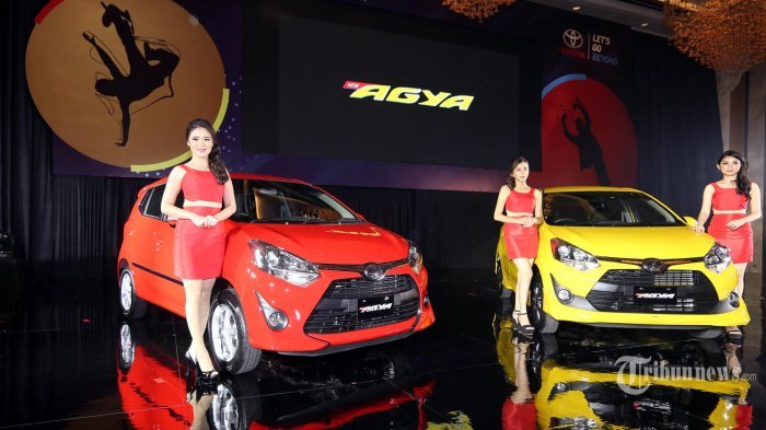 Model berfoto pada peluncuran Toyota New Agya, di Jakarta, Jumat (7/4/2017). Kendaraan segmen