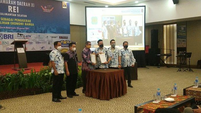 MOU antara Ketua Dewan Masjid Kalsel, HG (P) Rusdi Effendi AR dan Ketua DPD REI Kalsel, HM Ahyat Sarbini di awal acara Musda XI DPD REI Kalsel 2021 di Rattan Inn Banjarmasin, Rabu (20/1/2021)
