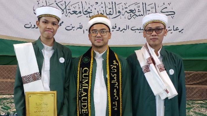 Muhammad Maulana Kamal B.Sc. berhasil meraih predikat Cumlaude nomer 1 di Fakultas Syariah & Hukum Universitas Al-Ahgaff