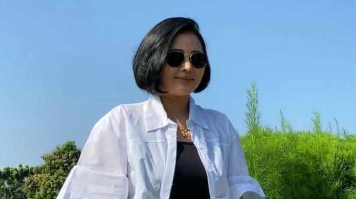 Mutia Ayu mendatangi makaam Glenn Fredly di TPU Tanah Kusir, Jakarta Selatan, Kamis (8/4/2021).
