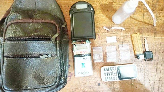 Narkoba Kalsel. Barang bukti dari pelaku kasus sabu, KA alias Perancis (33), diamankan Polsek Murung Pudak, Tabalong, Kalimantan Selatan, Jumat (24/9/2021).