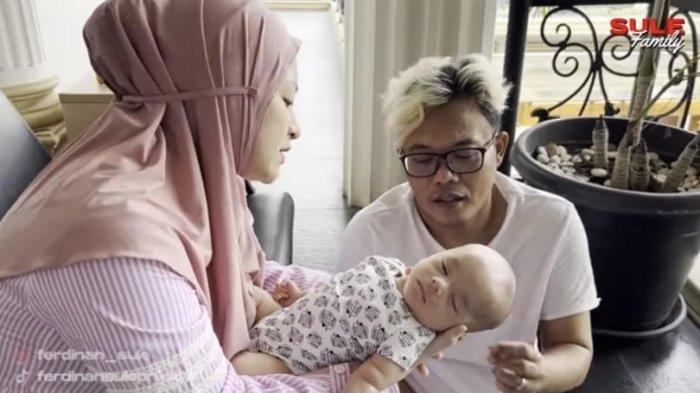 Nathalie Holscher dan Sule mencukur rambut Adzam Adriansyah Sutisna