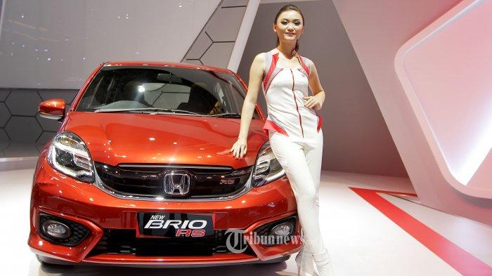 Model saat berfoto dengan produk dari PT Honda Prospect Motor (HPM), New Honda Brio RS saat pameran Otomotif Indonesia International Motor Show 2016 di JI Expo, Kemayoran, Jakarta Pusat, Kamis (7/4/2016). Kehadiran Honda Brio telah memicu tren city car di Indonesia dengan memberikan paket lengkap yang meliputi desakn atraktif, performa sporty, hemat bahan bakar, ramah lingkungan, sekaligus harga yang terjangkau.