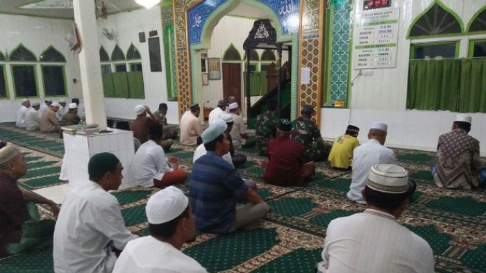 nggota Koramil 1008-05 Kelua melaksanakan salat zuhur berjamaah di Masjid Al Kiram Kelurahan Pulau, Kecamatan Kelua, Kabupaten Tabalong, Senin (26/2/2018).