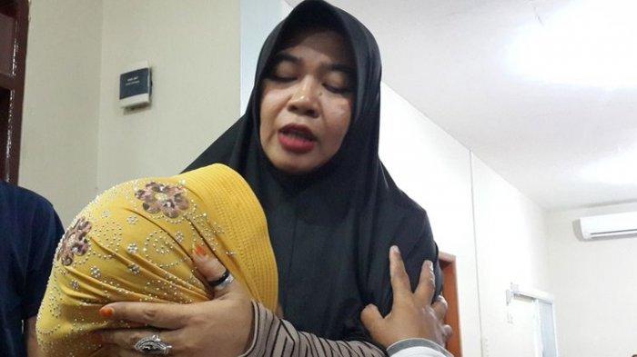 Ningsih Tinampi saat mengobati pasiennya di rumahnya di Pandaan, Kabupaten Pasuruan, Selasa (17/9/2019).