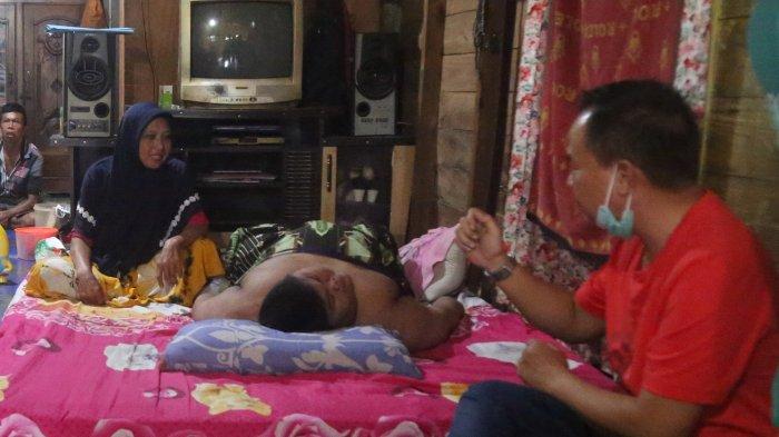 Kondisi Ahmad Irwadi saat dijenguk HM Noor di rumahnya