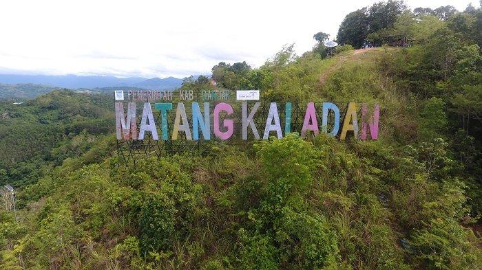 Papan nama raksasa bertulisan Matang Kaladan dilihat dari ketinggian, di Desa Wisata Tiwingan Lama, Kecamatan Aranio, Kabupaten Banjar, Minggu (6/3/2022).