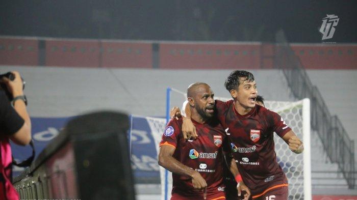 Para pemain Borneo FC merayakan gol saat Borneo FC VS Persik Kediri